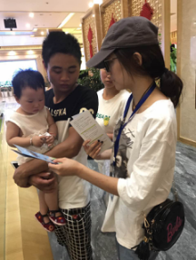 營銷部抄收組到交房現(xiàn)場(chǎng)開展繳費(fèi)渠道便民宣傳