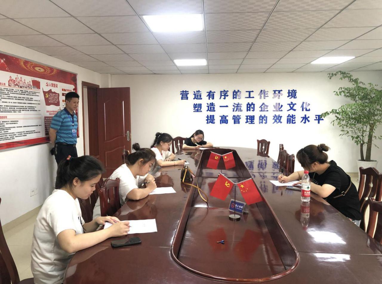 你我手牽手，爭(zhēng)做文明星