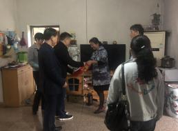 走訪慰問(wèn)困難戶，真情關(guān)愛(ài)暖人心