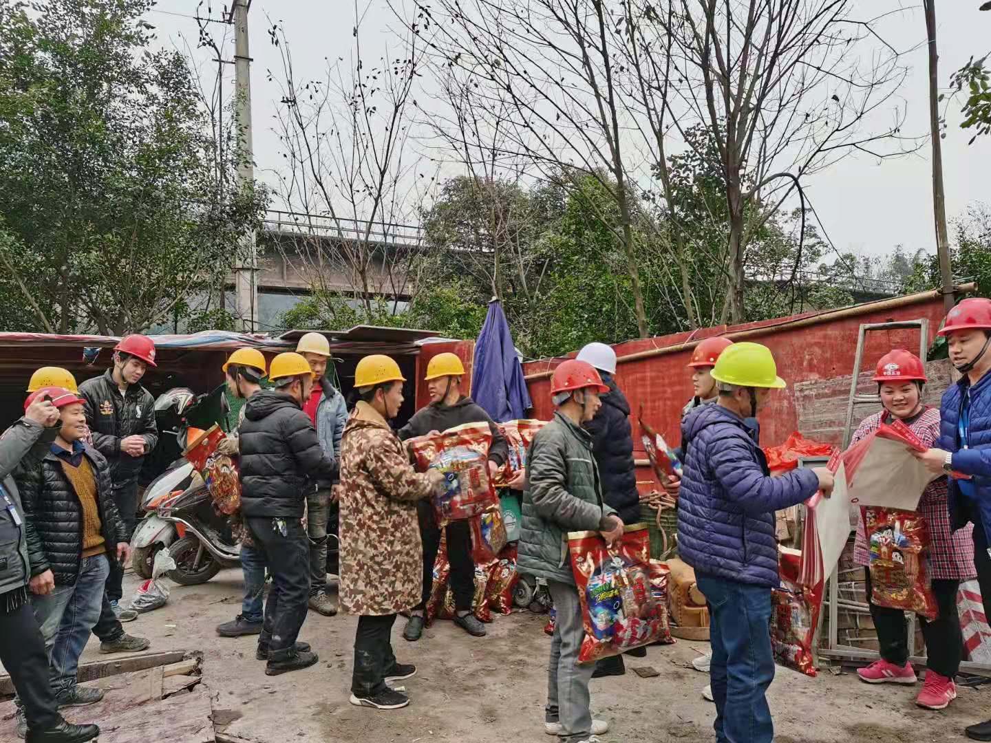 節(jié)前送“福”到工地 濃濃關(guān)愛暖人心