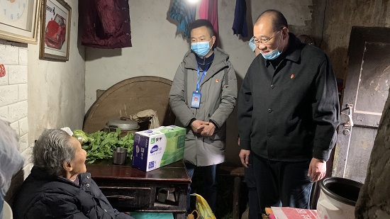 集團(tuán)公司慰問“雙包雙?！鄙鐓^(qū)困難群眾