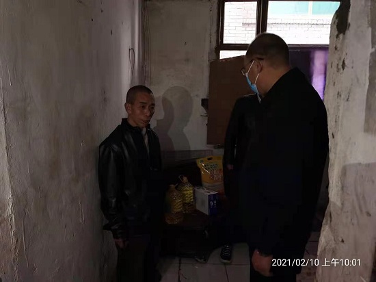 集團(tuán)公司慰問“雙包雙?！鄙鐓^(qū)困難群眾