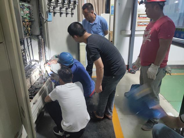 通宵奮戰(zhàn)，順利完成一水廠泵站電氣改造